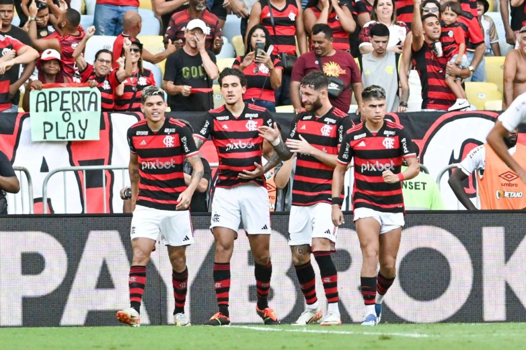 Jogadores do Flamengo comemorando o gol de Pedro no Fla-Flu