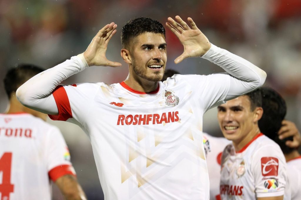 Centroavante Pedro Raul comemorando gol pelo Toluca, do México