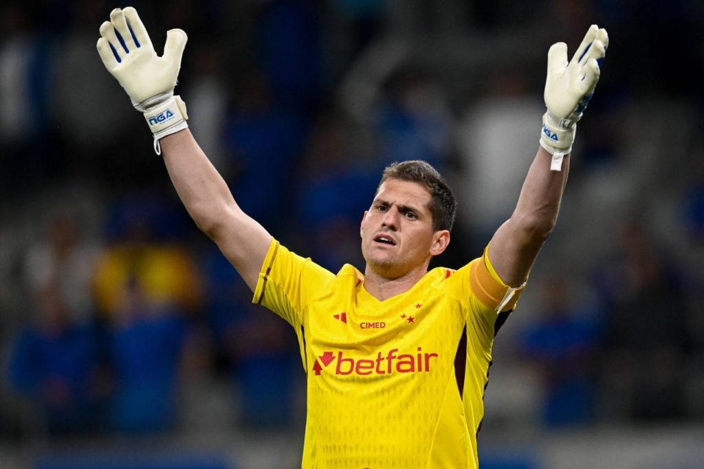 Goleiro Rafael Cabral lamentando derrota do Cruzeiro para o América pelo Estadual