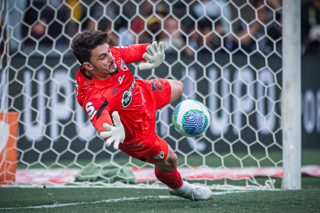 Goleiro Rafael defendendo pênalti para o São Paulo na Supercopa contra o Palmeiras