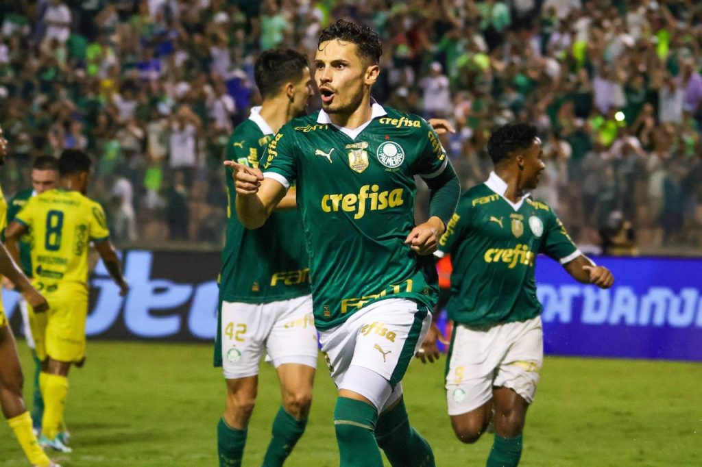 Meia Raphael Veiga comemora gol do Palmeiras sobre o Mirassol