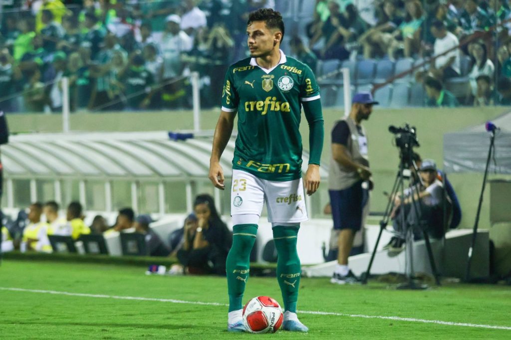 Meia Raphael Veiga em ação pelo Palmeiras no Paulistão