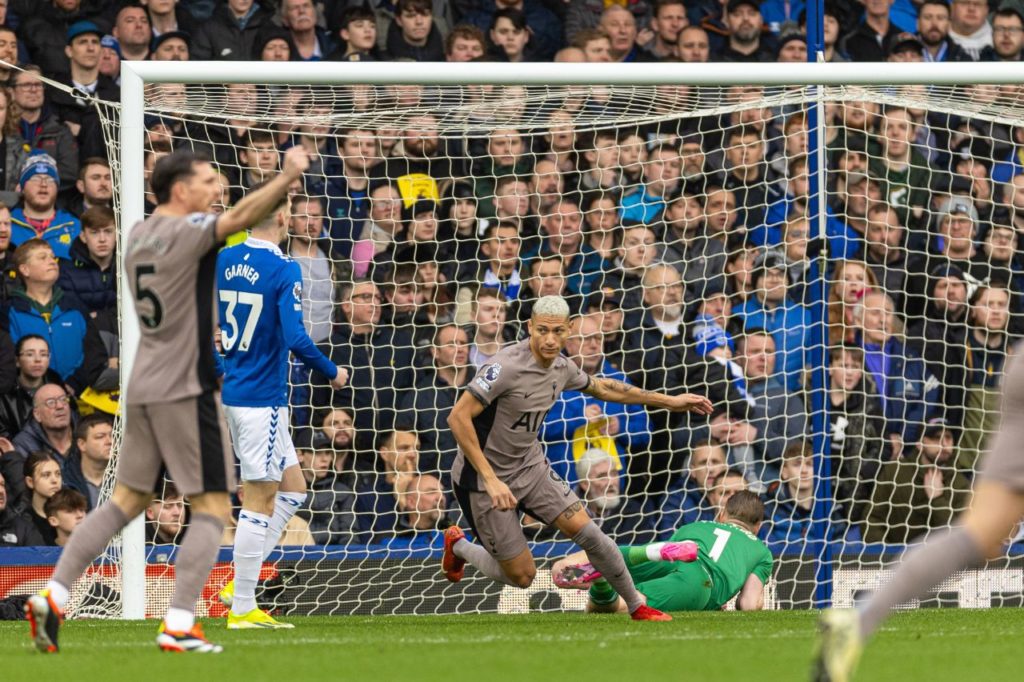 Richarlison faz gol pelo Tottenham na Premier League