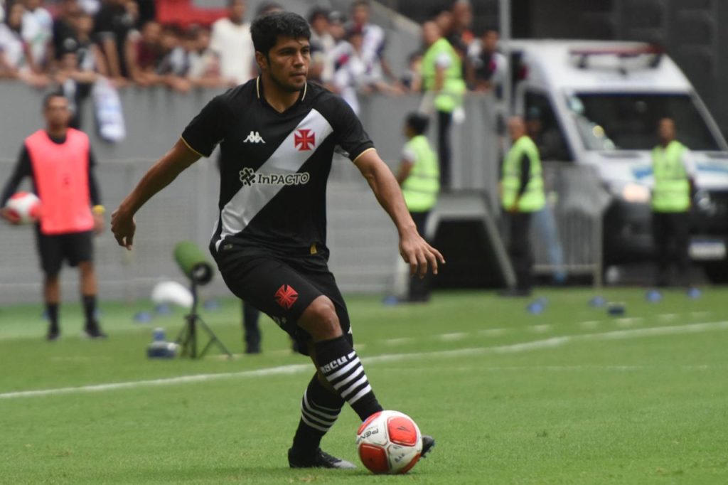 Zagueiro Rojas em jogo do Vasco no Carioca