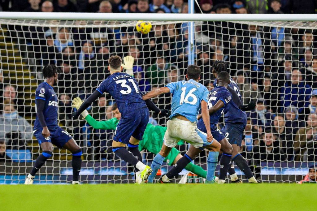 Volante Rodri marcando o gol de empate do Manchester City diante do Chelsea