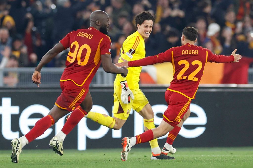 Lukaku, Aouar e Svilar comemoram a classificação da Roma para as oitavas de final da Europa League