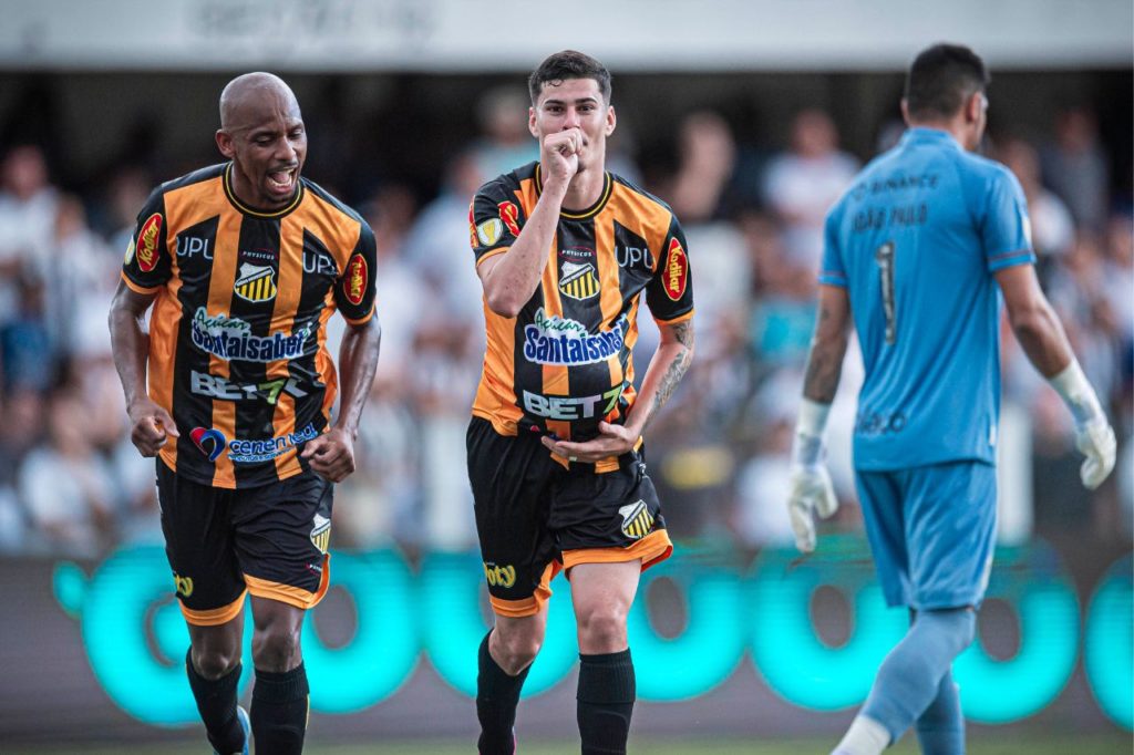 Rômulo comemorando gol do Novorizontino na vitória sobre o Santos no Paulistão