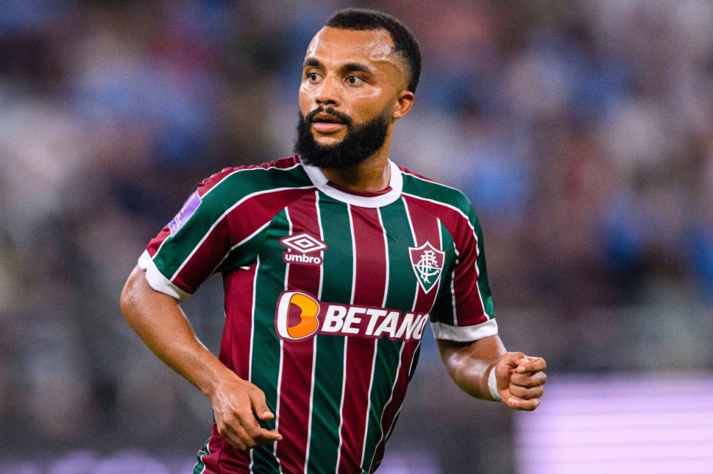 Lateral-direito Samuel Xavier em ação pelo Fluminense