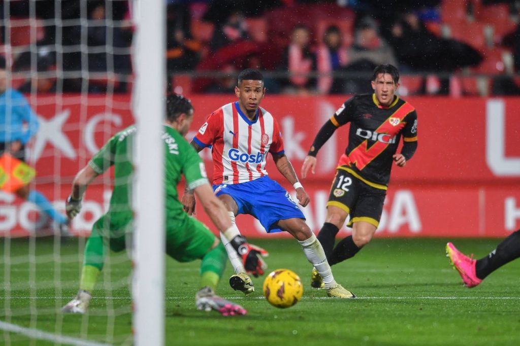 Atacante brasileiro Savinho marcando para o Girona no jogo contra o Rayo Vallecano pelo Espanhol