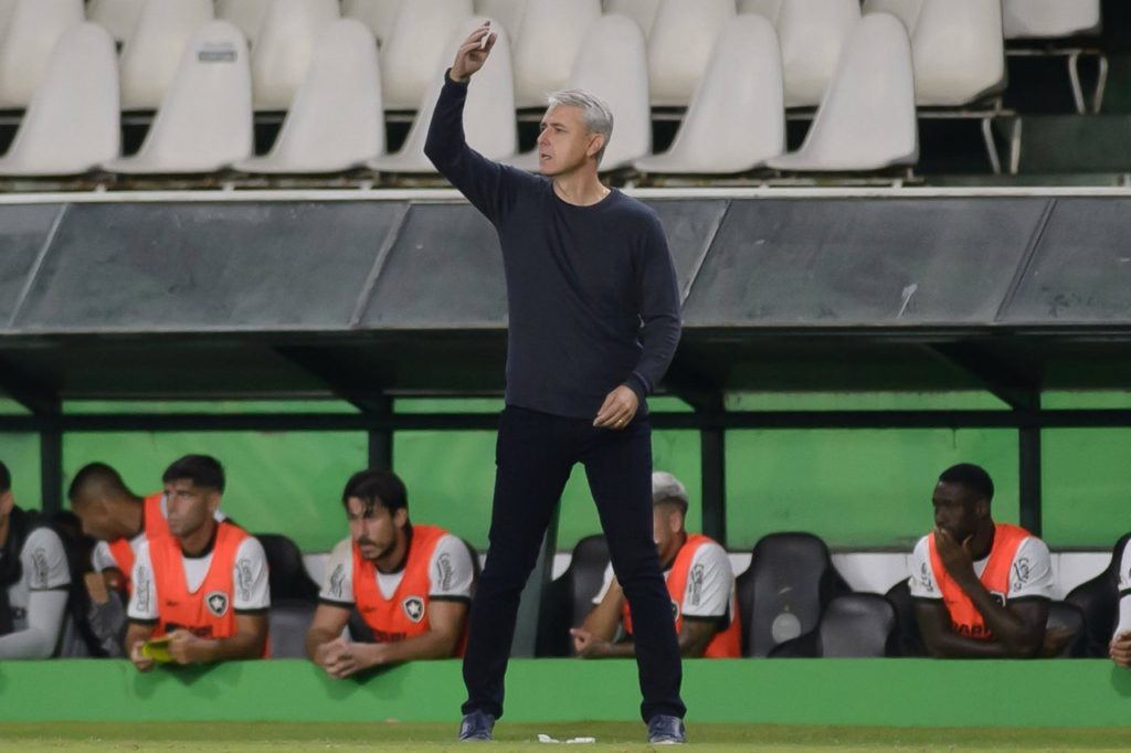 Técnico Tiago Nunes no comando do Botafogo