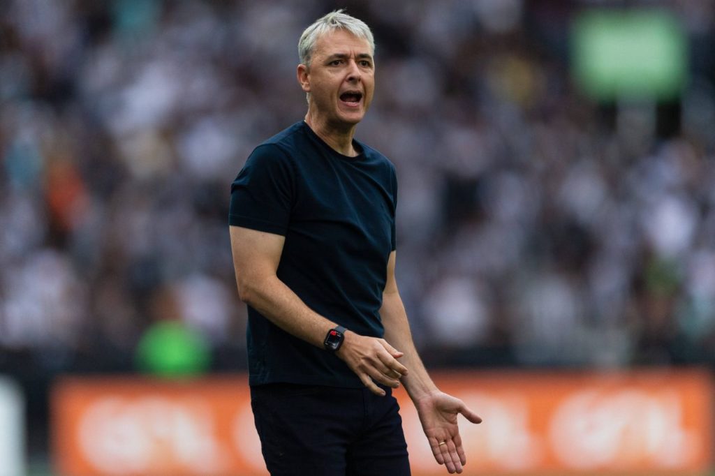 Técnico Tiago Nunes deixa o comando do Botafogo