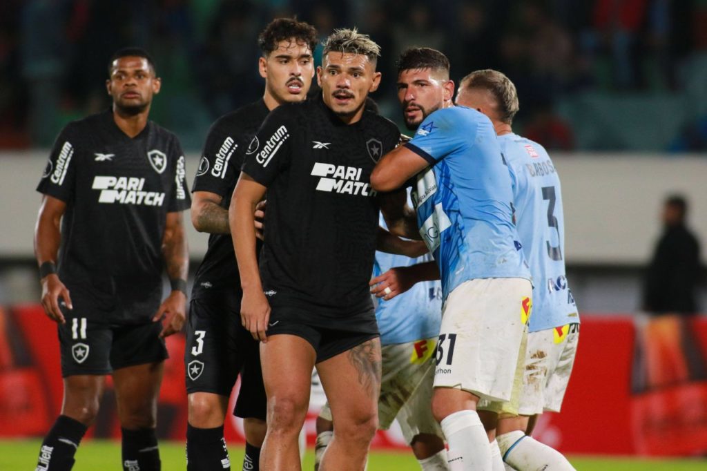 Atacante Tiquinho Soares em ação pelo Botafogo na Conmebol Libertadores