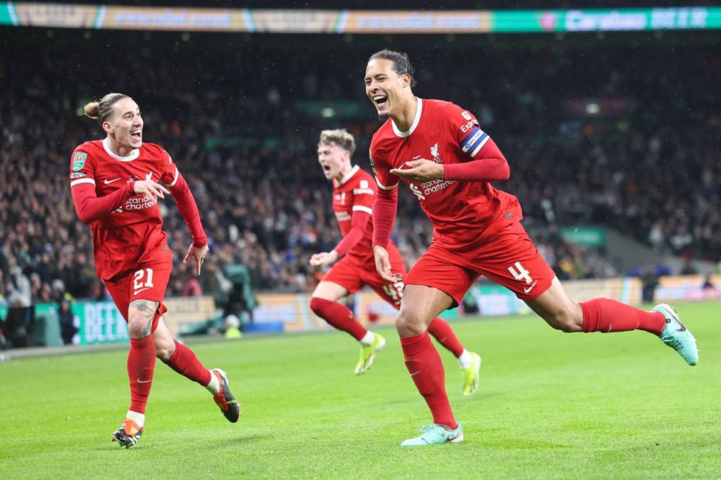 Zagueiro Van Dijk comemora o gol da vitória do Liverpool na final da Copa da Liga Inglesa