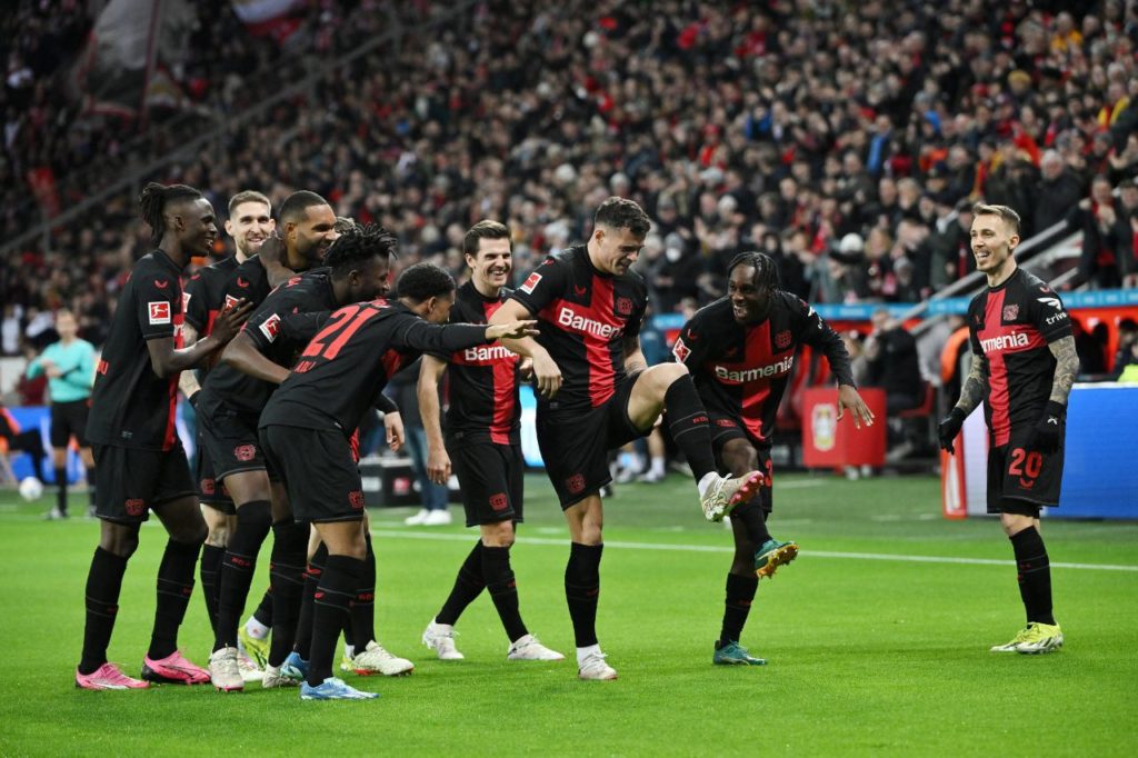 Granit Xhaka na comemoração de gol do Bayer Leverkusen na vitória sobre o Mainz 05