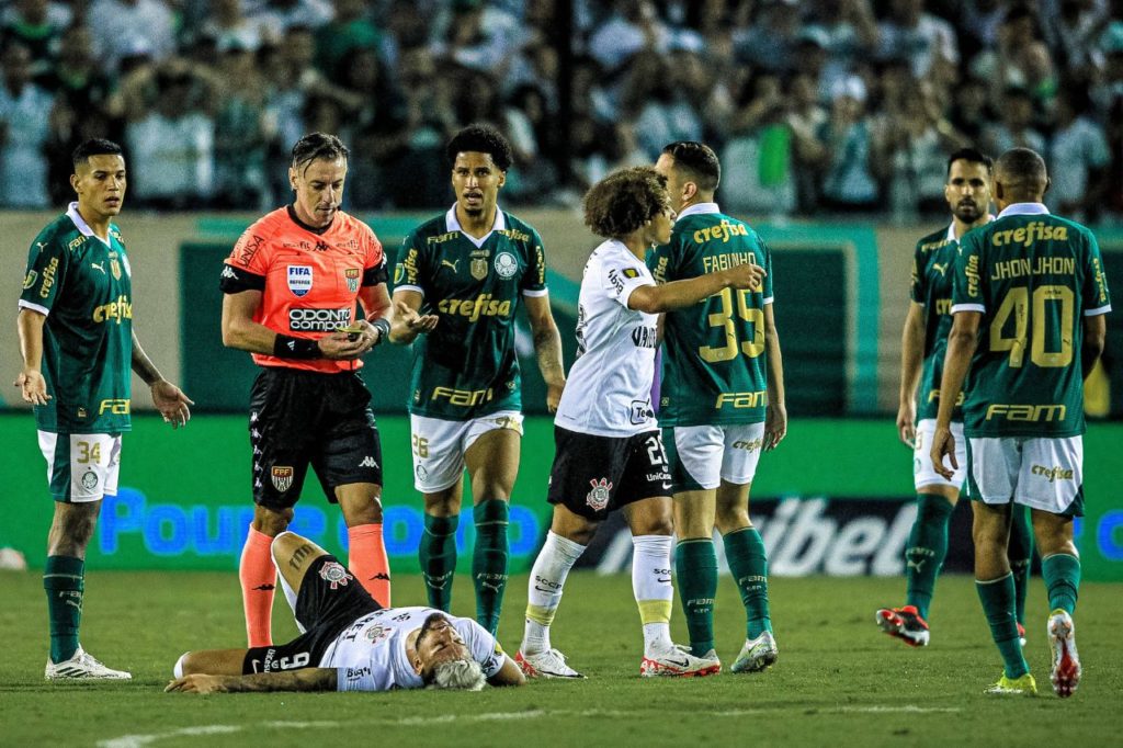 Atacante Yuri Alberto cai no gramado após levar joelhada de Murilo no clássico entre Corinthians e Palmeiras