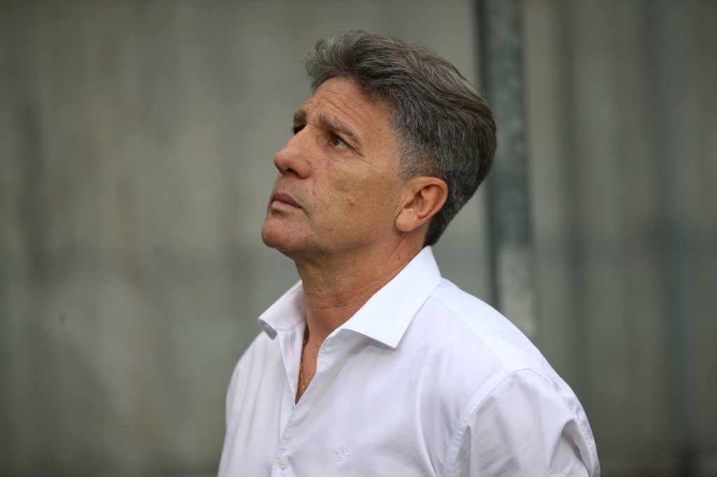 Renato Portaluppi, do Grêmio, orienta o time em uma partida da temporada.