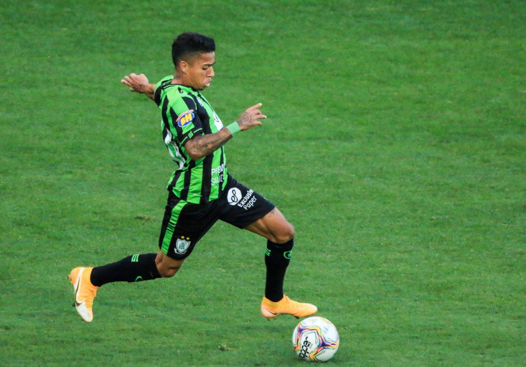 Matheusinho, do América-MG, parte com a bola dominada em um confronto da temporada.