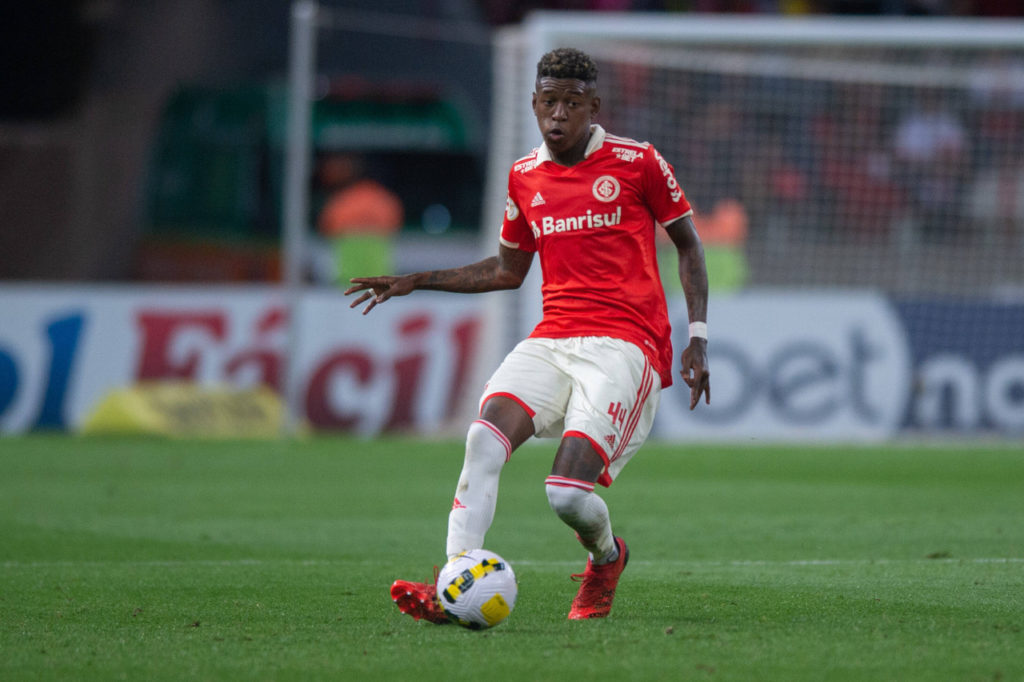 Vitão, do Internacional, toca a bola em um dos jogos do time na temporada.