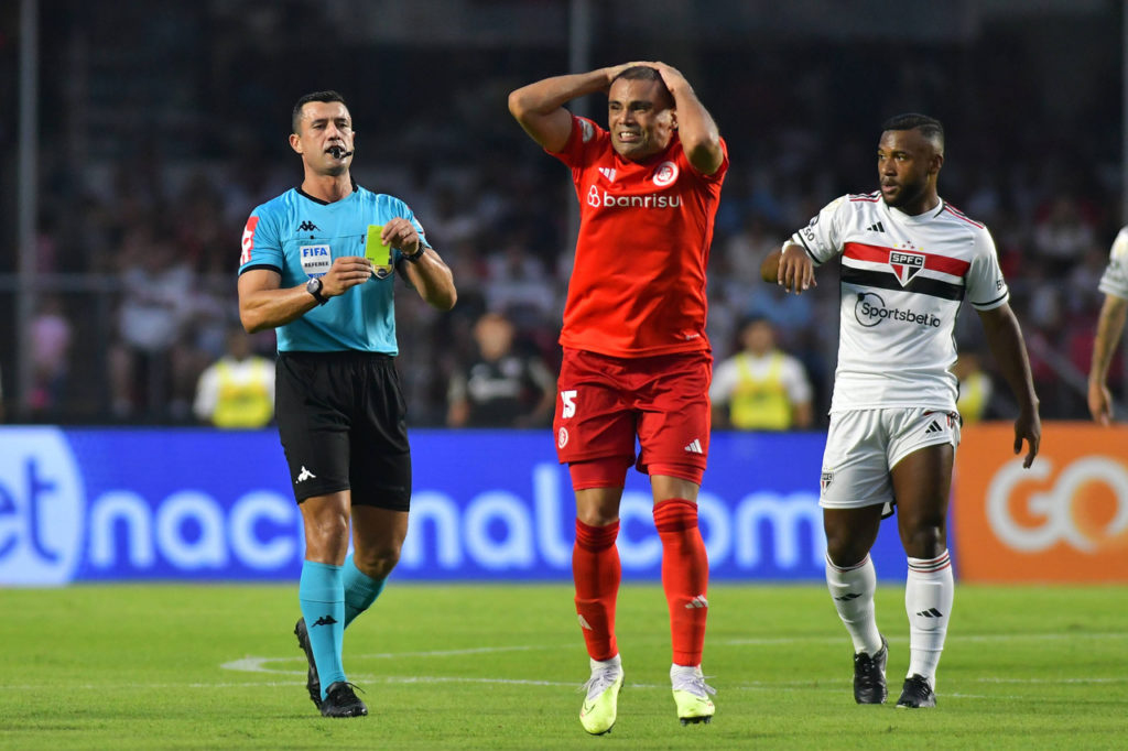 Mercado, do Inter, lamenta o cartão amarelo que levou do árbitro em um jogo contra o São Paulo no ano de 2023.