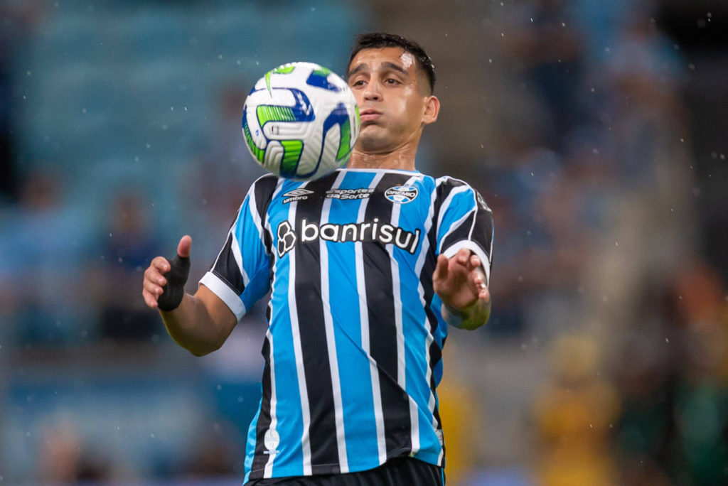 Cristaldo, do Grêmio, domina a bola no peito em uma partida do time na temporada.