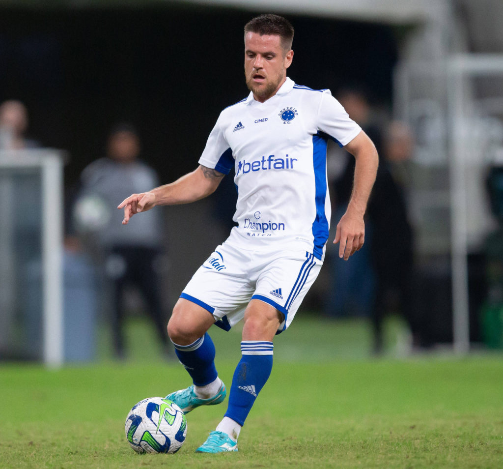 Ramiro, do Cruzeiro, toca a bola para um companheiro em uma partida do clube.