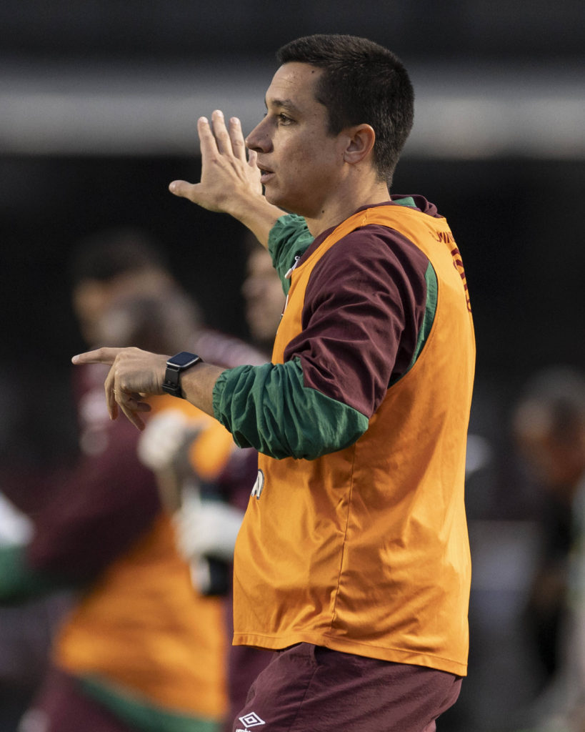 Eduardo Barros, do Fluminense, orienta o time à beira do campo.