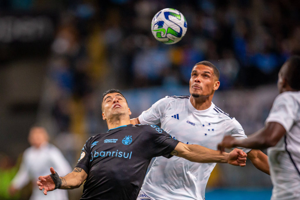 Neris, do Cruzeiro, disputa a bola com Suárez, do Grêmio, no Brasileirão de 2023.