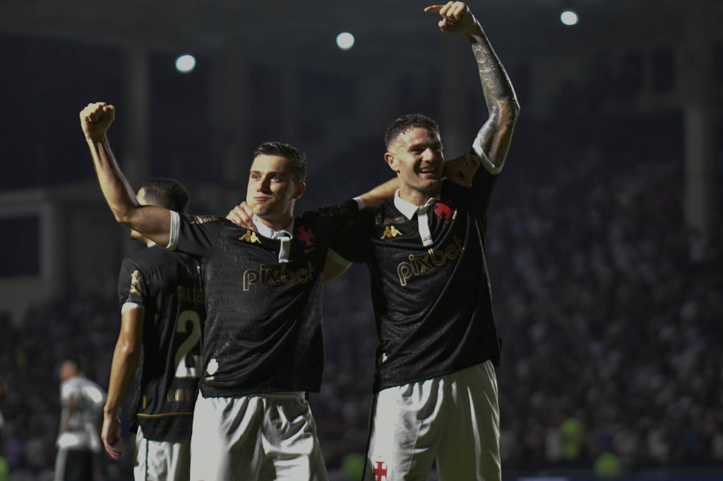 Lucas Piton e Pablo Vegetti, do Vasco, comemoram um gol do time na temporada de 2023.