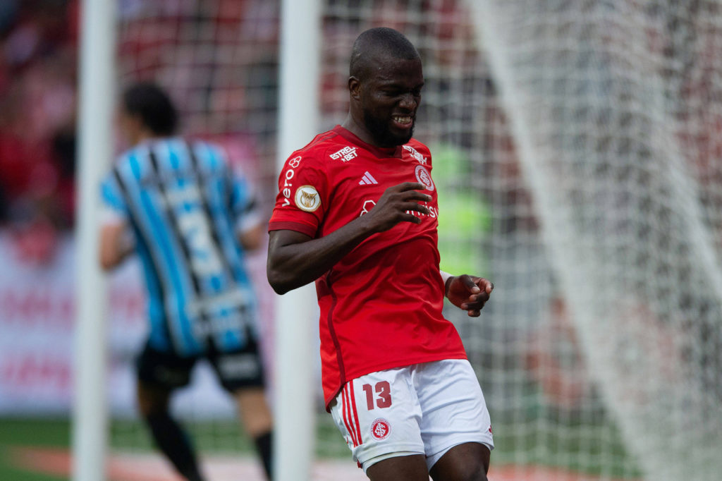 Enner Valencia, do Internacional, lamenta uma chance perdida na partida contra o Grêmio nesta temporada.