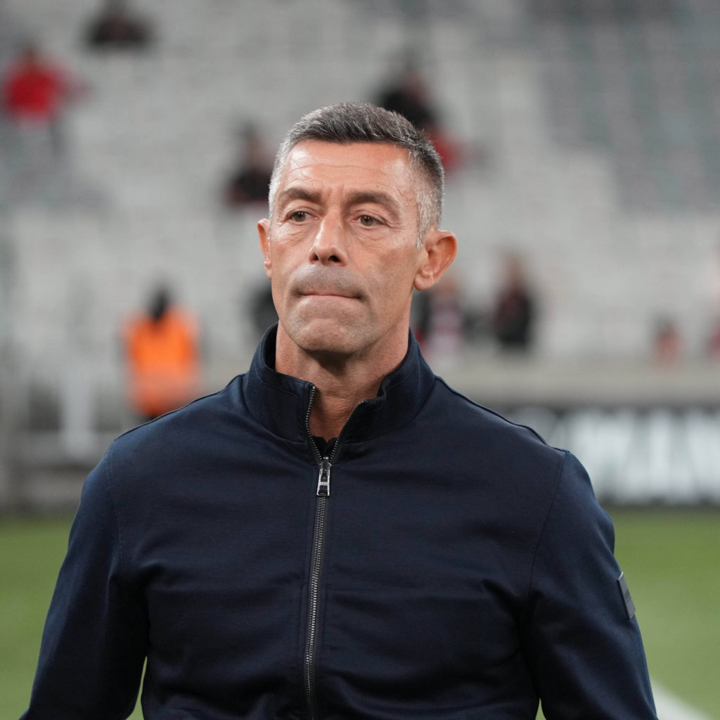 Pedro Caixinha, do Bragantino, acompanha o time em um jogo fora de casa na temporada.