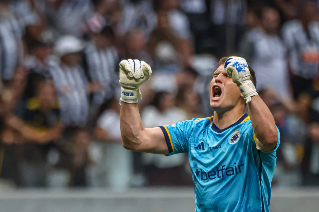 Rafael Cabral, do Cruzeiro, comemora mais um gol do time na temporada.