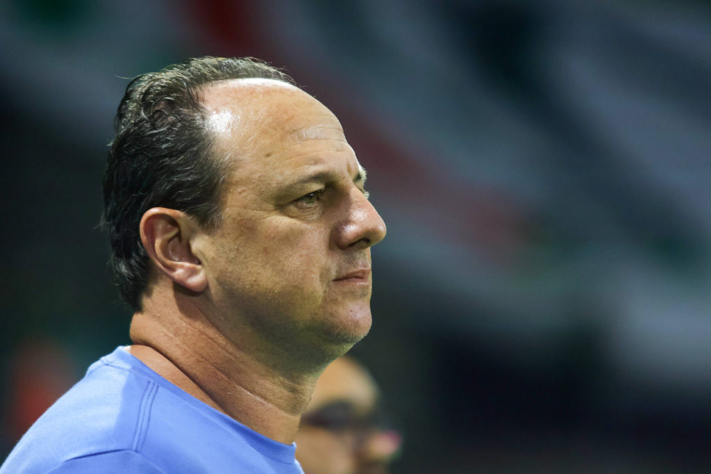 Rogério Ceni, do Bahia, observa a equipe em um dos jogos da temporada.