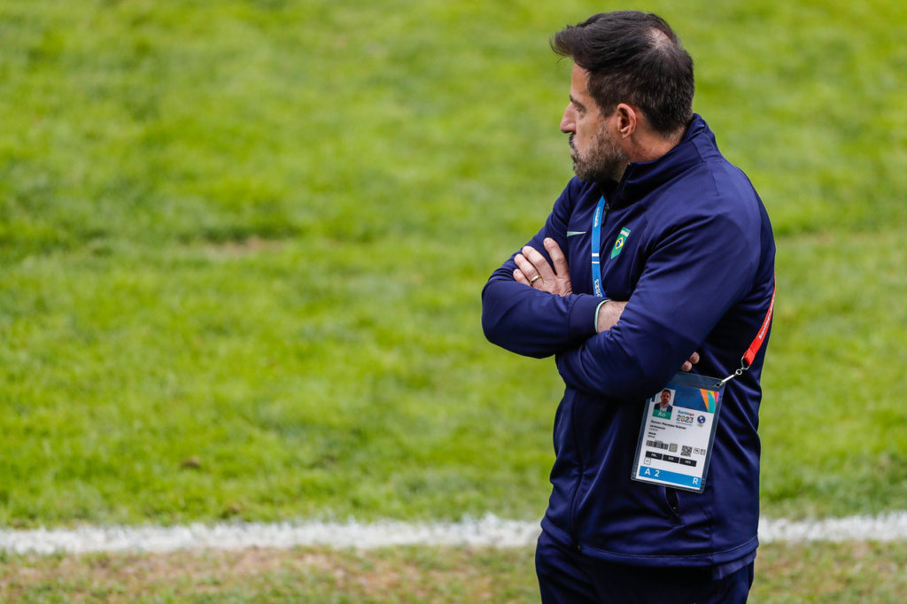 Ramon Menezes, do Brasil, na beira do campo observando a equipe durante uma partida.