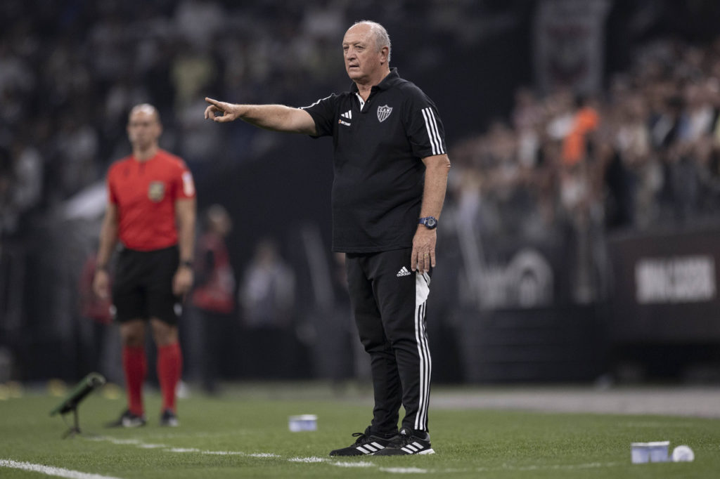 Luiz Felipe Scolari, do Atlético-MG, orienta o time durante uma partida do clube mineiro.