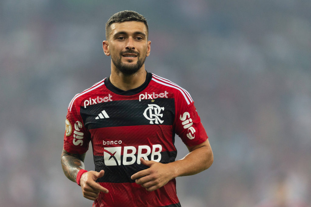 Arrascaeta, do Flamengo, comemora um gol com a camisa do clube durante uma partida.