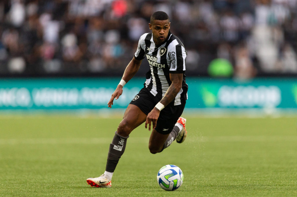 Júnior Santos, do Botafogo, correndo com a bola dominada em um jogo do clube.