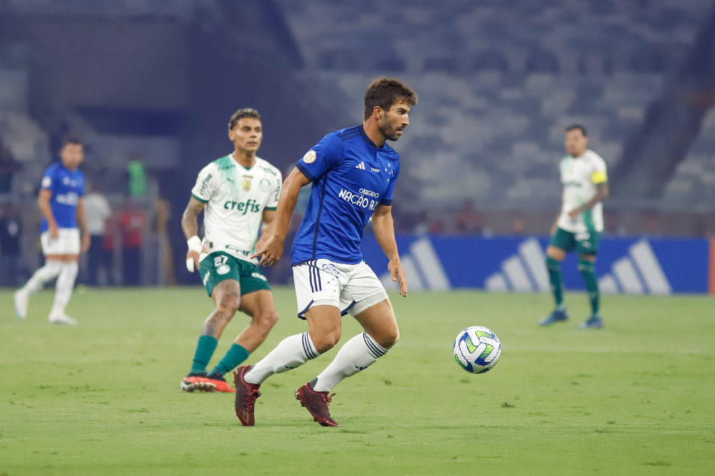 Lucas Silva, do Cruzeiro, com a bola dominada durante um jogo do Brasileirão de 2023.