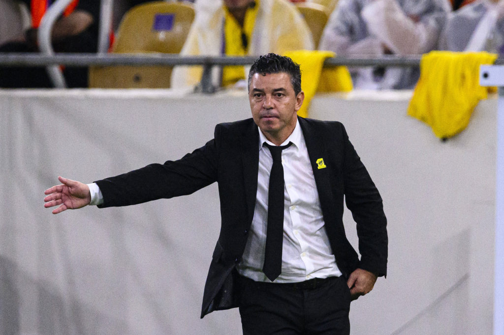 Marcelo Gallardo, do Al-Ittihad, orienta o time em um dos jogos do Campeonato Saudita.