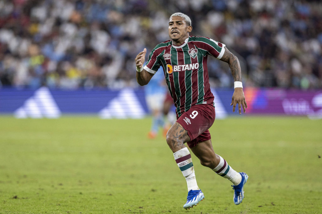 John Kennedy, do Fluminense, corre em busca da bola em uma partida do time na última temporada.