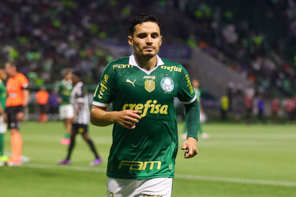 Raphael Veiga. do Palmeiras, percorre o campo durante uma partida da equipe na temporada de 2024.