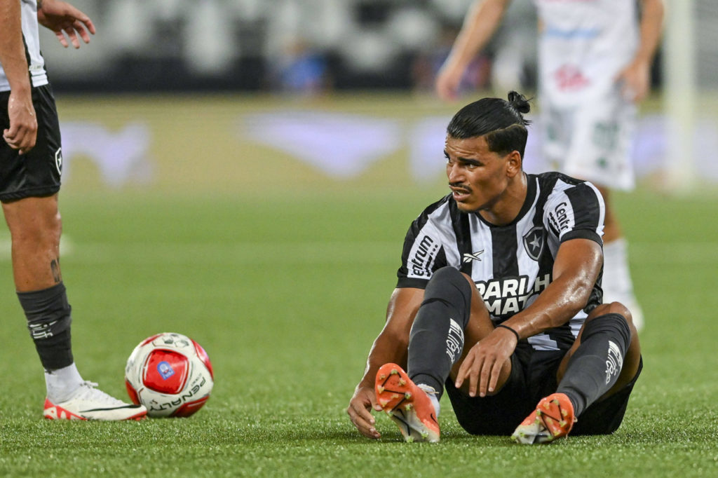 Danilo Barbosa, do Botafogo, lamenta uma chance perdida em um jogo do Campeonato Carioca.