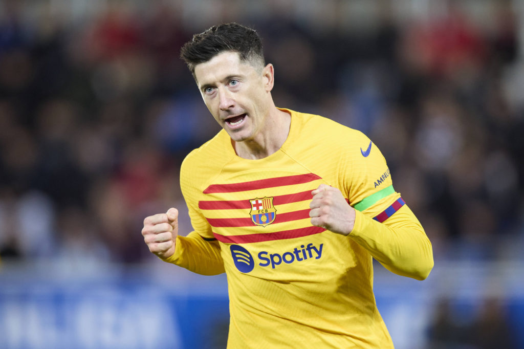 Lewandowski, do Barcelona, comemora mais um dos seus 12 gols na temporada do futebol espanhol.