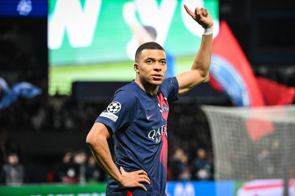 Mbappé, do PSG, comemora um dos gols da equipe na partida contra a Real Sociedad pela Champions.