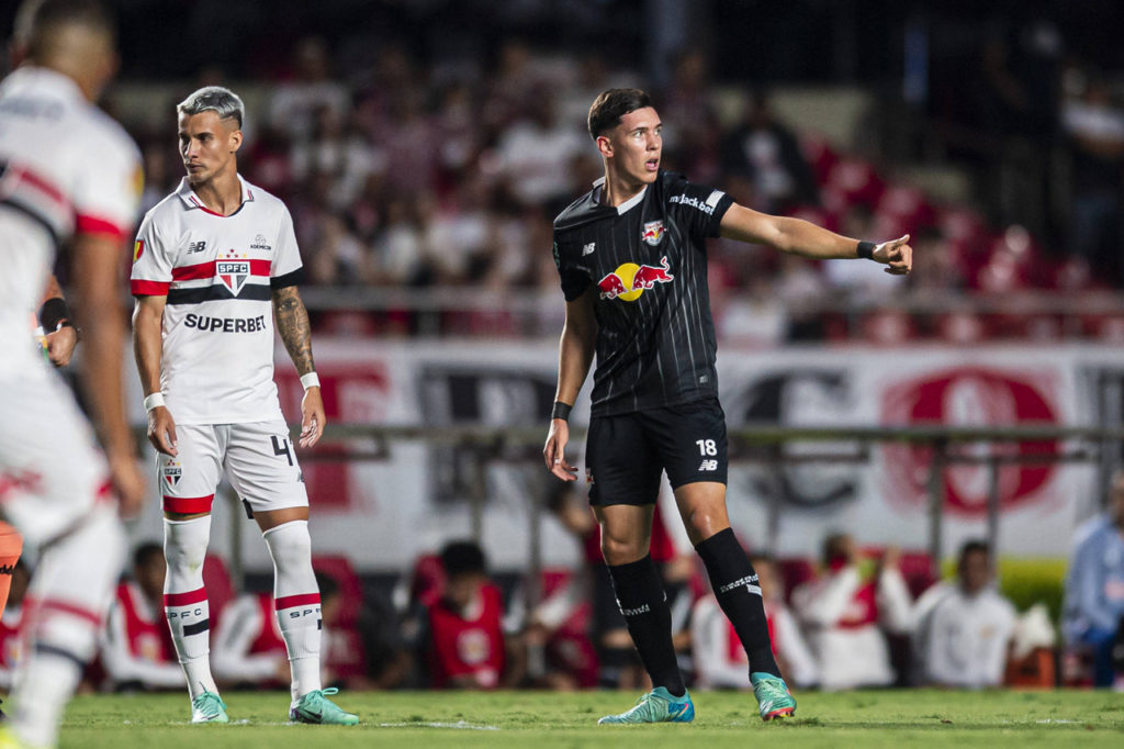 Ferreira, do São Paulo, e Thiago Borbas, do RB Bragantino, em campo por suas equipes.