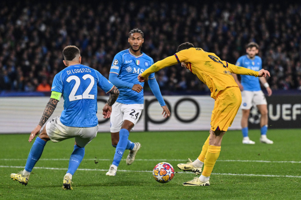 Lewandowski, do Barcelona, chuta da entrada da área, cercado pelos adversários.