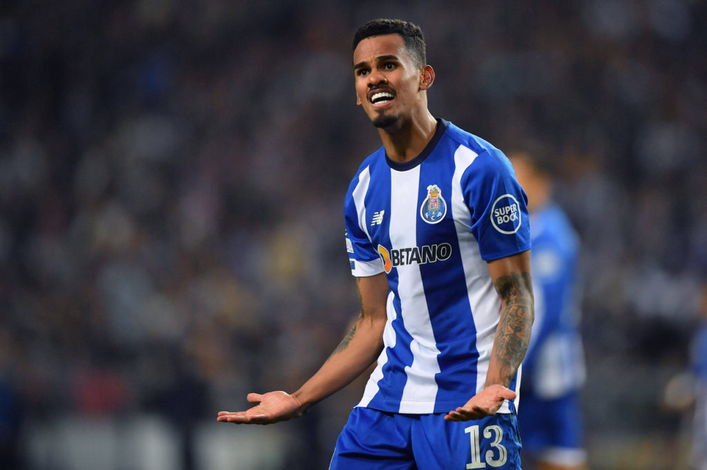 Galeno, do Porto, comemora o gol marcado em um dos jogos da equipe na temporada.