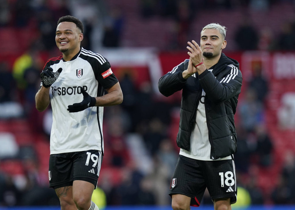 Rodrigo Muniz e Andreas Pereira, do Fulham, comemoram mais uma vitória da equipe na temporada.
