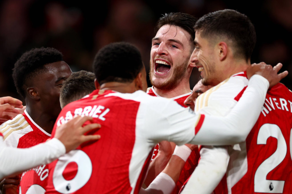 Equipe do Arsenal comemora um gol durante uma partida da Premier League.