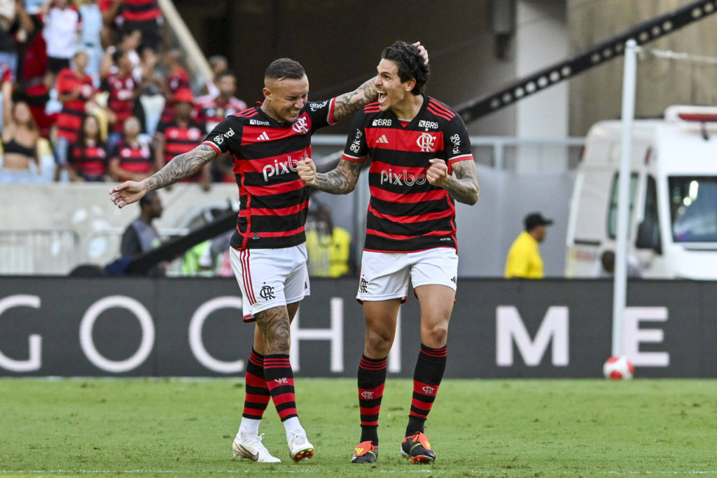 Everton Cebolinha e Pedro, do Flamengo, comemoram um dos gols do time em um jogo contra o Fluminense nesta temporada.