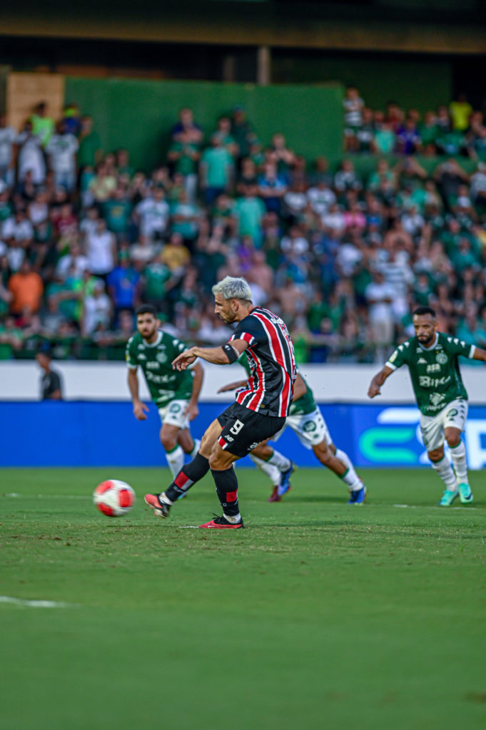 Calleri, do São Paulo, cobrando um pênalti na partida contra o Guarani, pelo Paulistão.